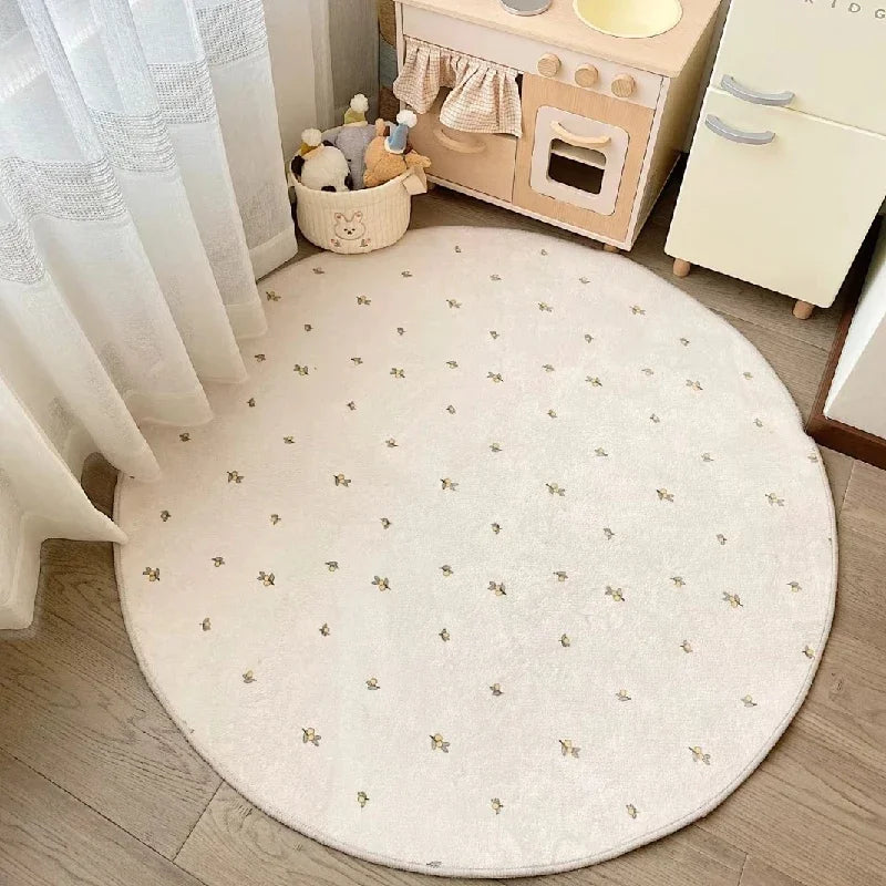 Une pièce de jeu d'enfant avec un tapis rond orné de motifs floraux délicats, une cuisinière en bois et des jouets en peluche, créant un environnement chaleureux et accueillant pour les tout-petits.