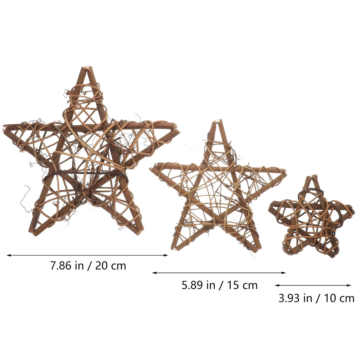 Étoile en rotin petite taille posée sur une table