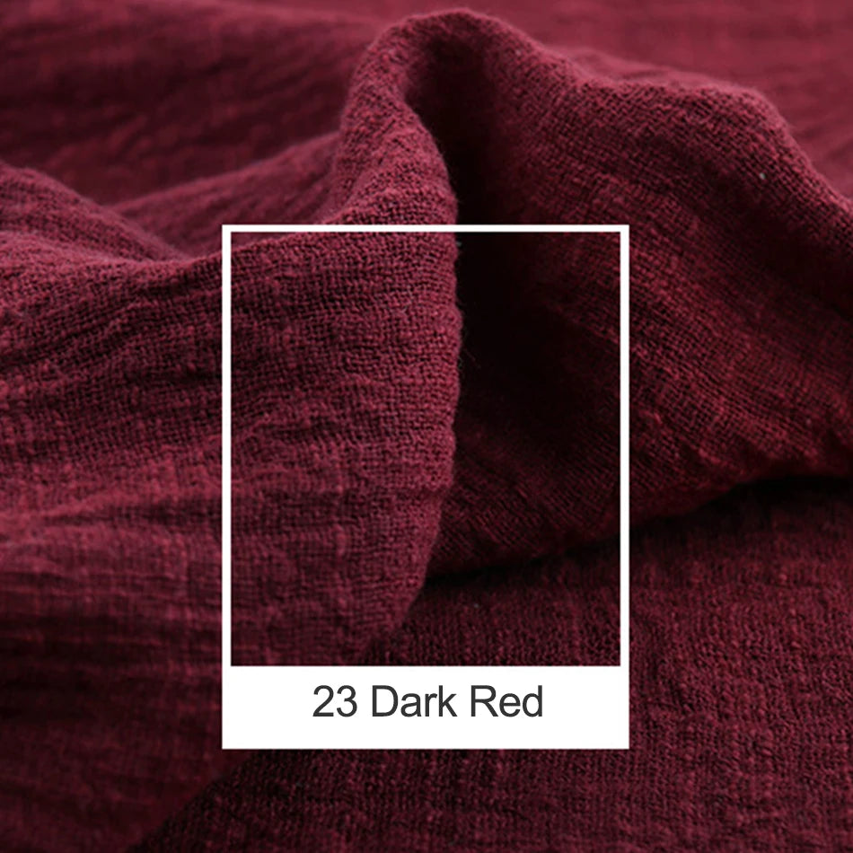 Ton de rouge foncé profond et texturé, créant une atmosphère riche et captivante.