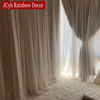 Rideau occultant japonais en tulle violet dans une chambre romantique