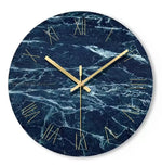 horloge murale numérique minimaliste moderne noire blanche chiffres relief effets découpe cadran lisse fixée