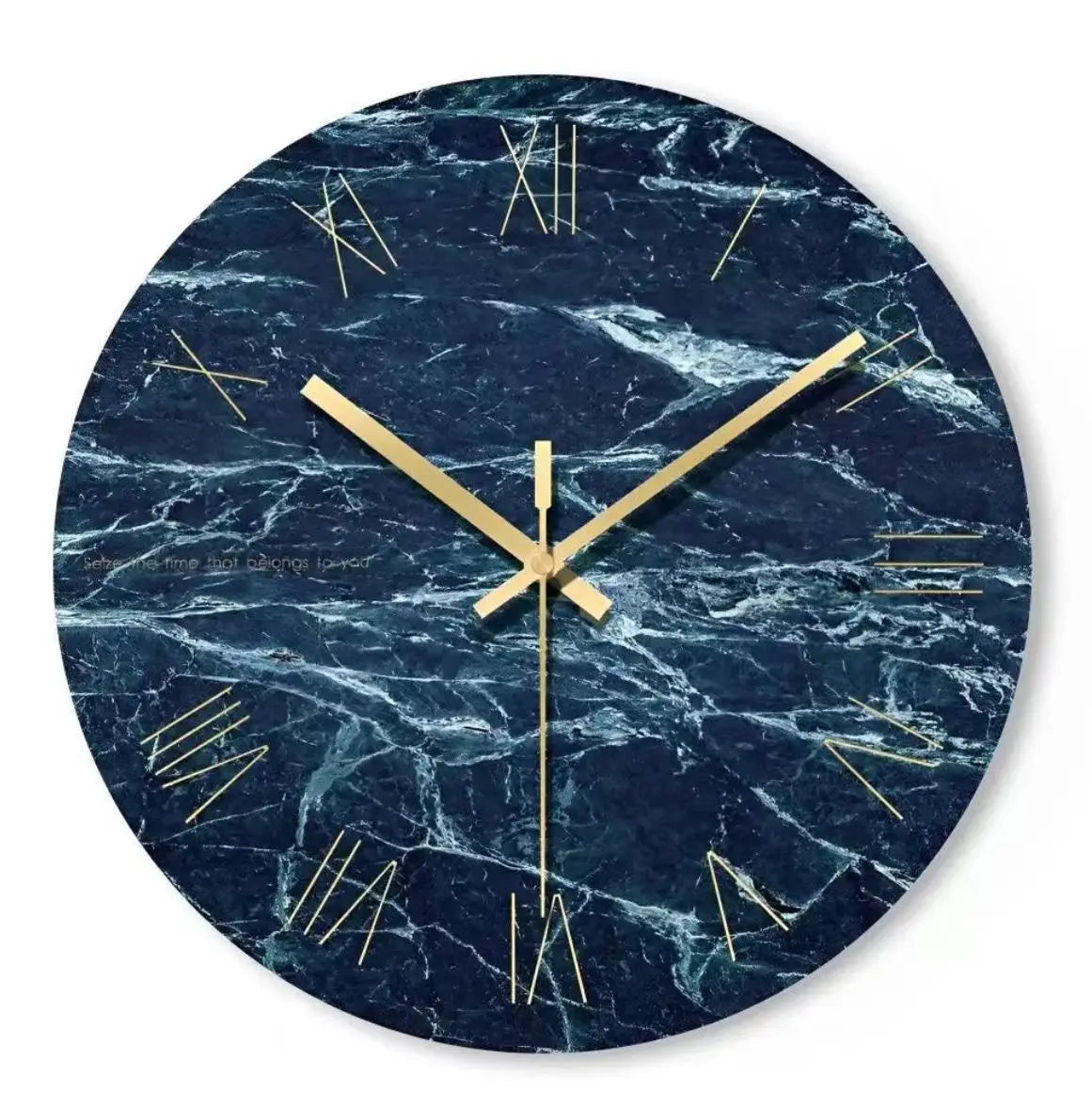 horloge murale numérique minimaliste moderne noire blanche chiffres relief effets découpe cadran lisse fixée