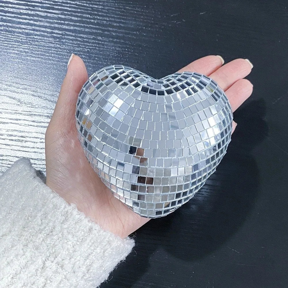 Boule disco cœur verre réfléchissant jaune fluo accrochée à un sapin de Noël