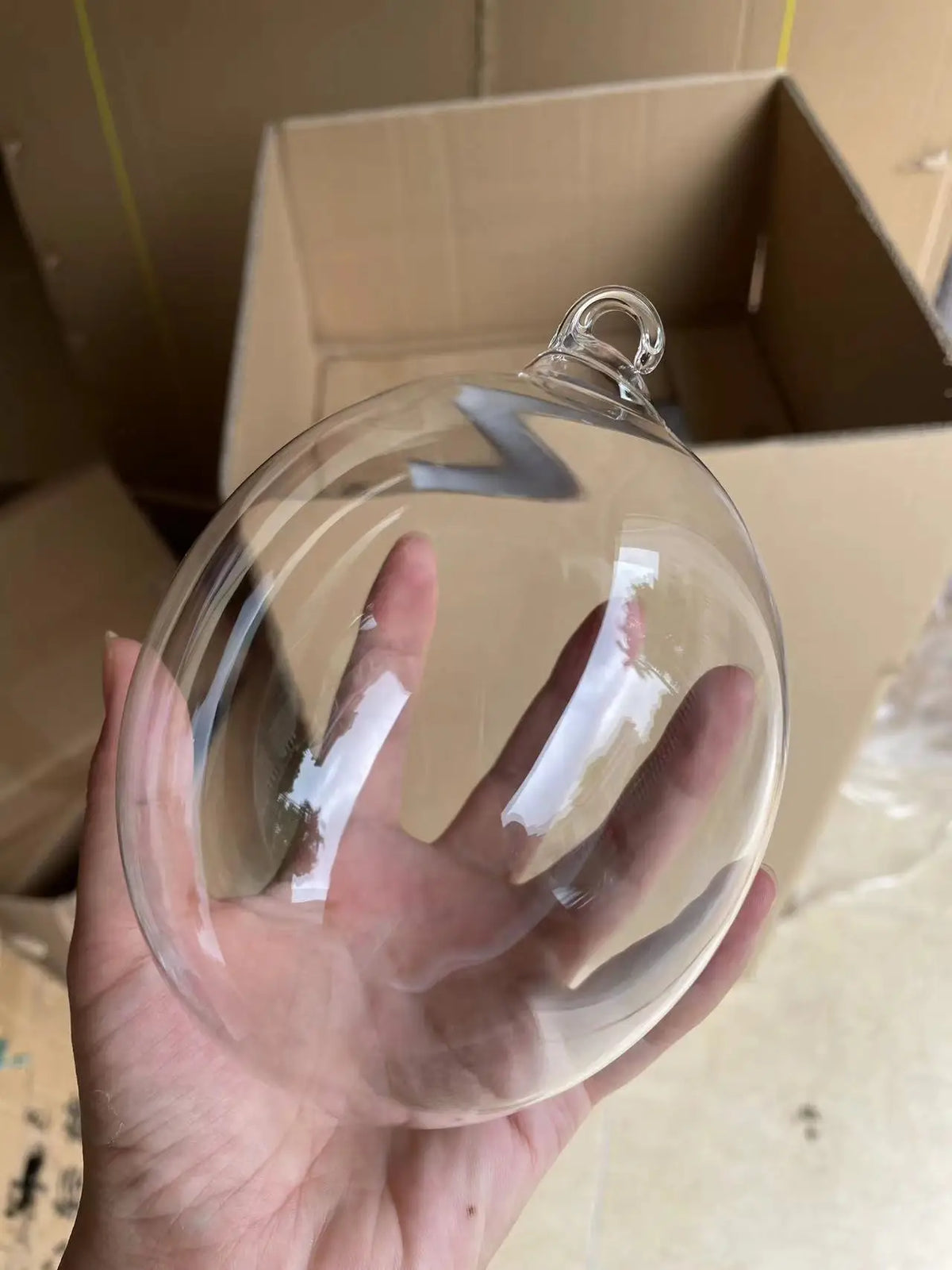 boule décorative moderne transparente rose bleu rouge verte anneau métallique minimaliste