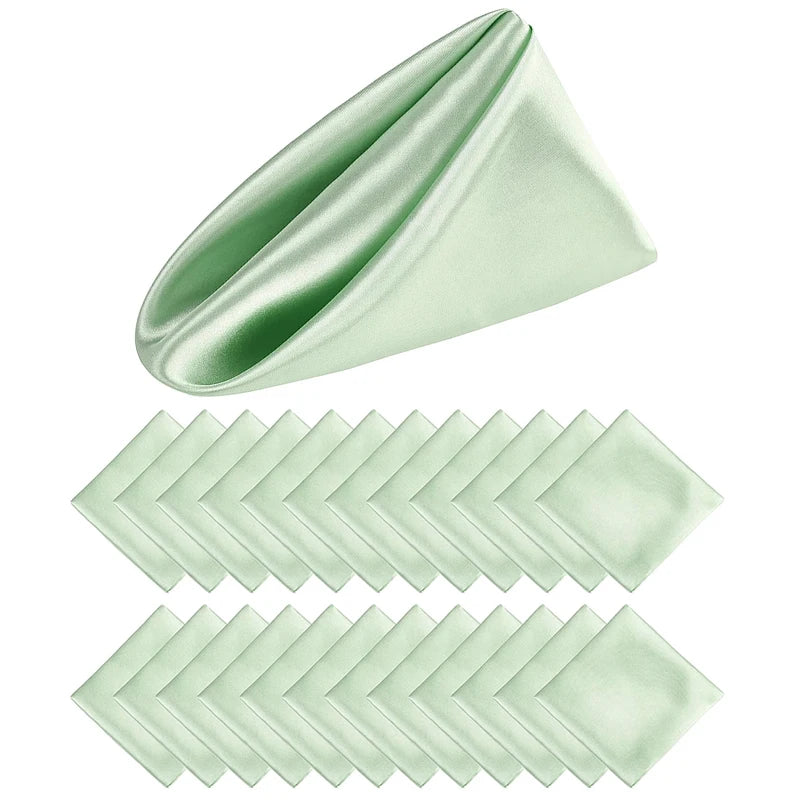 Serviettes en tissu de couleur vert pâle pliées avec soin.