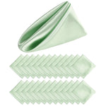 Serviettes en tissu de couleur vert pâle pliées avec soin.