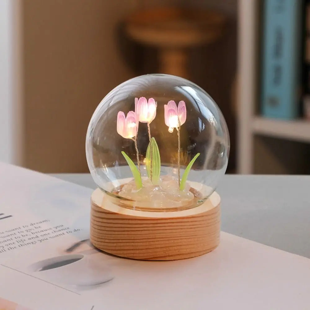 veilleuse boule verre tulipes artificielles feuilles vertes blanches base bois moderne transparente chambre décoration