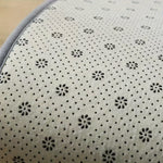 tapis bain gris moderne points noirs fond blanc doux absorbant grande taille 150x45cm