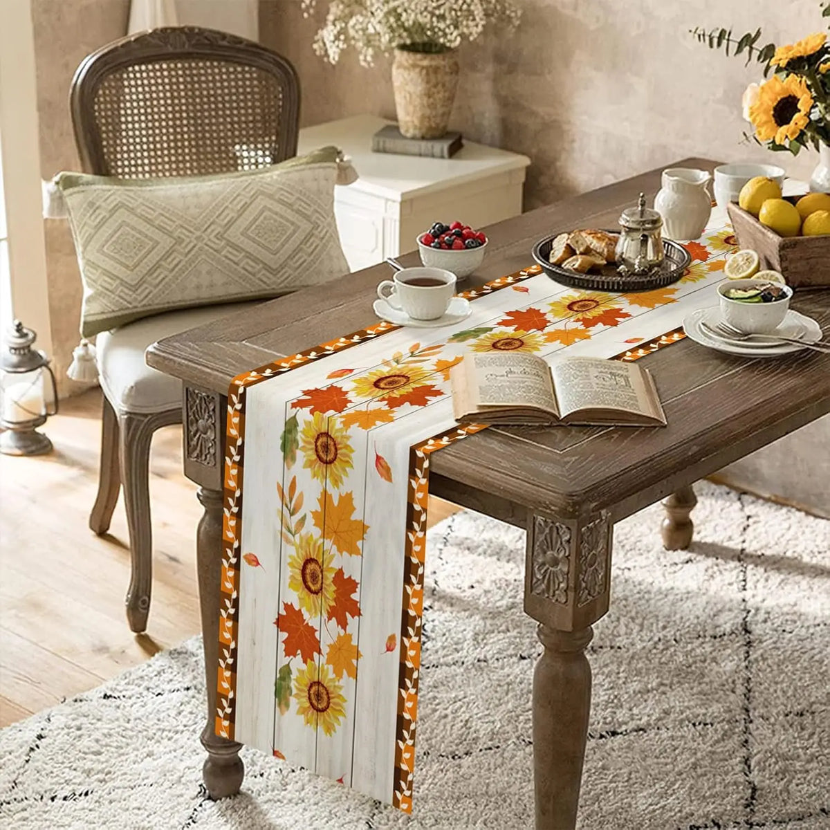 Une table rustique avec un centre de table fleuri, accompagnée d'une chaise vintage et d'une bible ouverte, créant une ambiance chaleureuse et accueillante.
