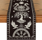 Cette bannière décorative noire et blanche présente un design complexe et symbolique, avec des éléments mystiques comme un arbre de vie, des oiseaux et des runes nordiques. Il s'agit d'une oeuvre d'art intrigante et mystérieuse qui évoque des traditions spirituelles.