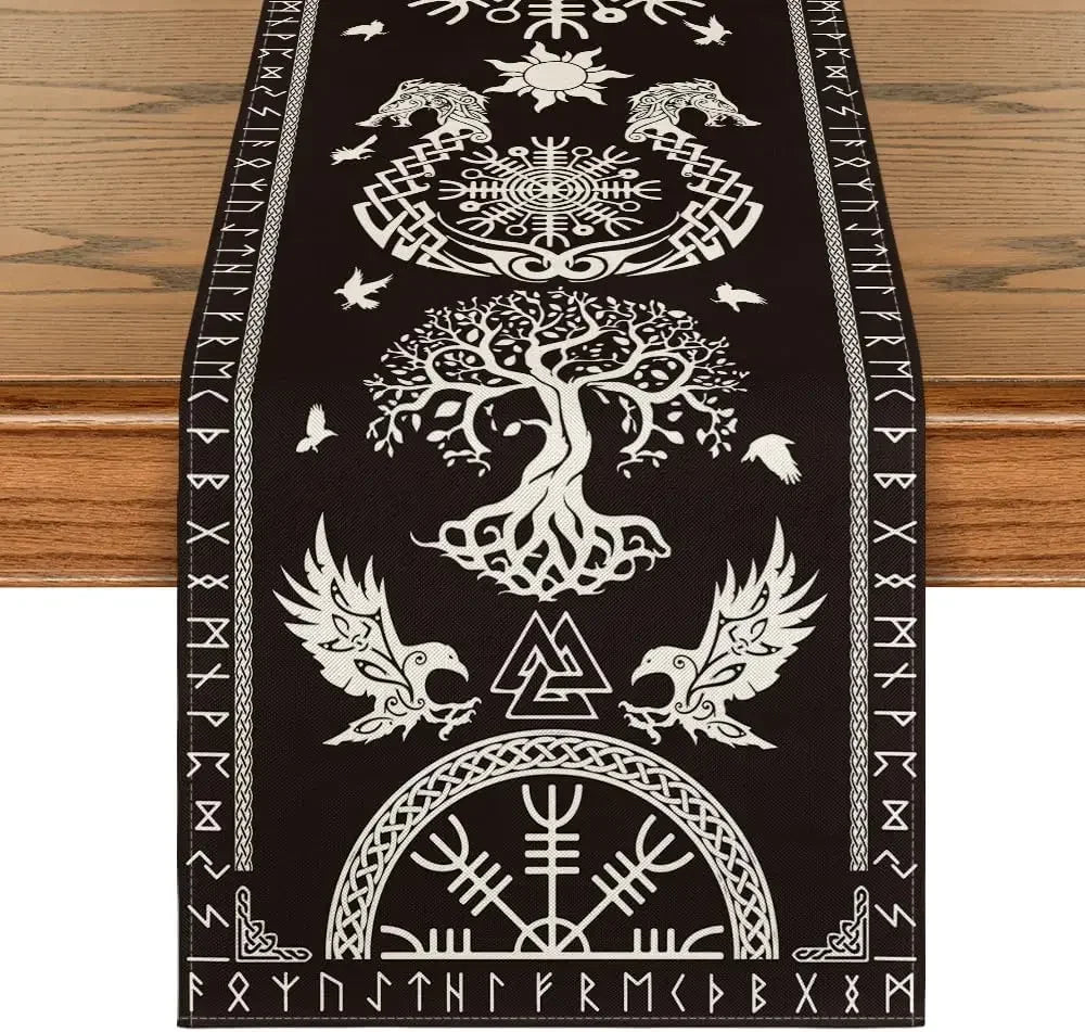 Cette bannière décorative noire et blanche présente un design complexe et symbolique, avec des éléments mystiques comme un arbre de vie, des oiseaux et des runes nordiques. Il s'agit d'une oeuvre d'art intrigante et mystérieuse qui évoque des traditions spirituelles.