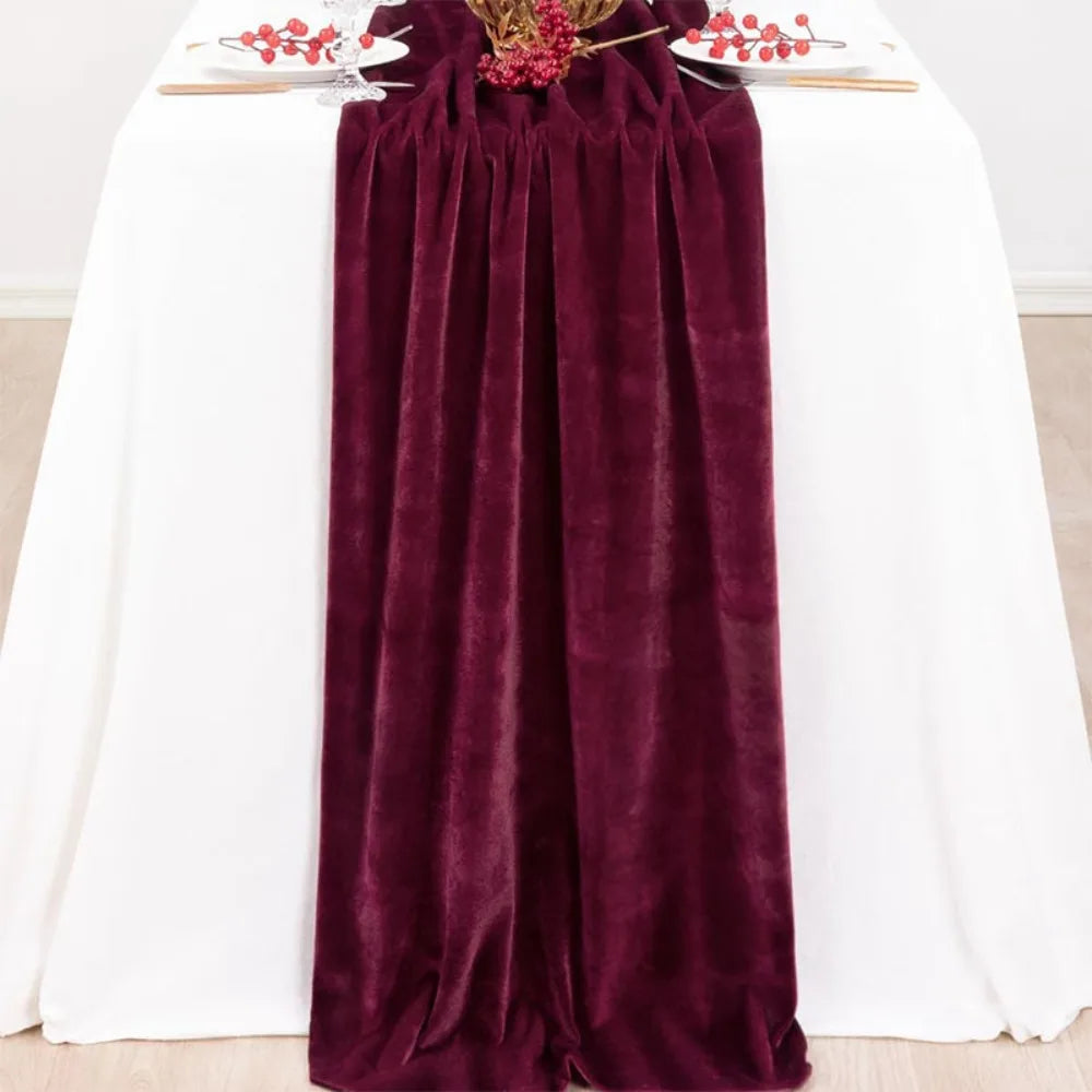 nappe velours festive table blanche crème chemin bordeaux vert forêt plis réguliers decoration noëlbranches