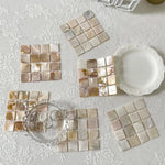 Ensemble de sous-verres en coquille de conque de différentes couleurs disposés en mosaïque