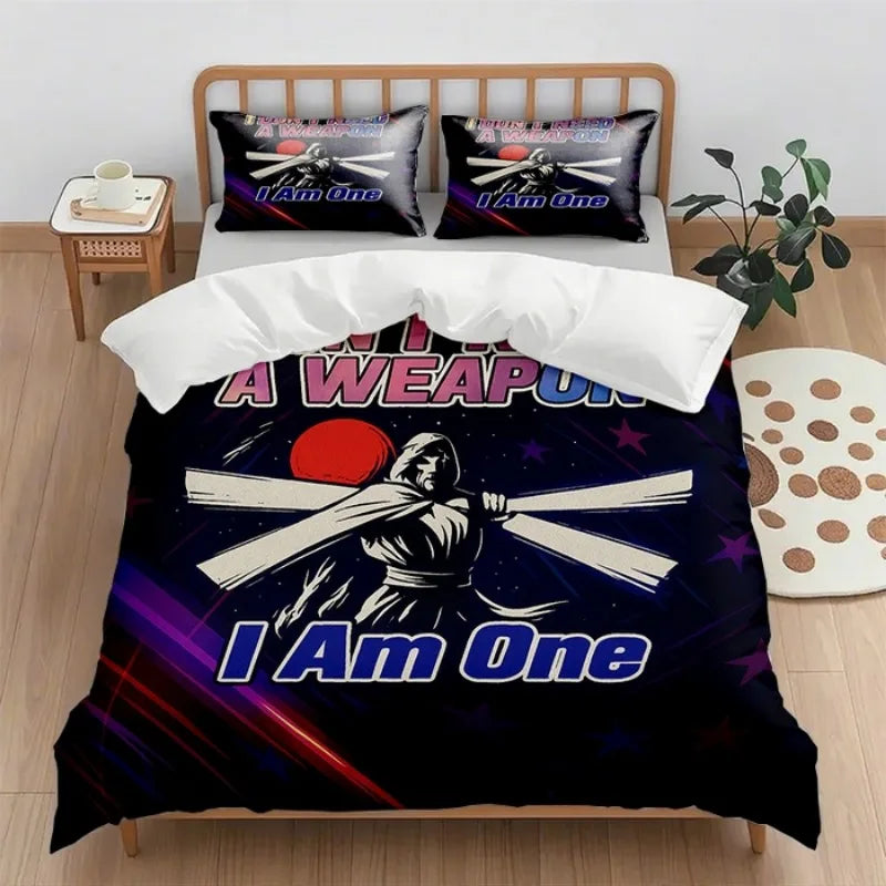 Un ensemble de literie avec un motif sombre mettant en scène un personnage brandissant une arme blanche, le tout avec un message de menace et de violence.