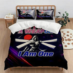 Un ensemble de literie avec un motif sombre mettant en scène un personnage brandissant une arme blanche, le tout avec un message de menace et de violence.