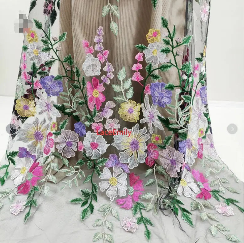 tissu dentelle brodée fleurs feuilles verte transparent rose vert beige violet