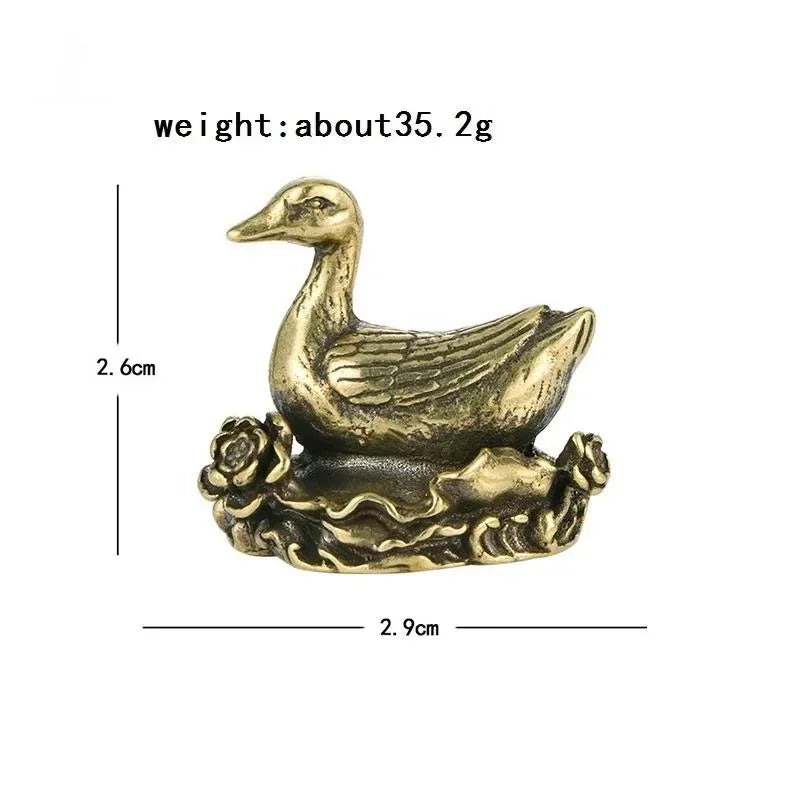 statue décorative oiseau canard oie dorée bronze texturée détails plumes pétales fleurs traditionnel asiatique