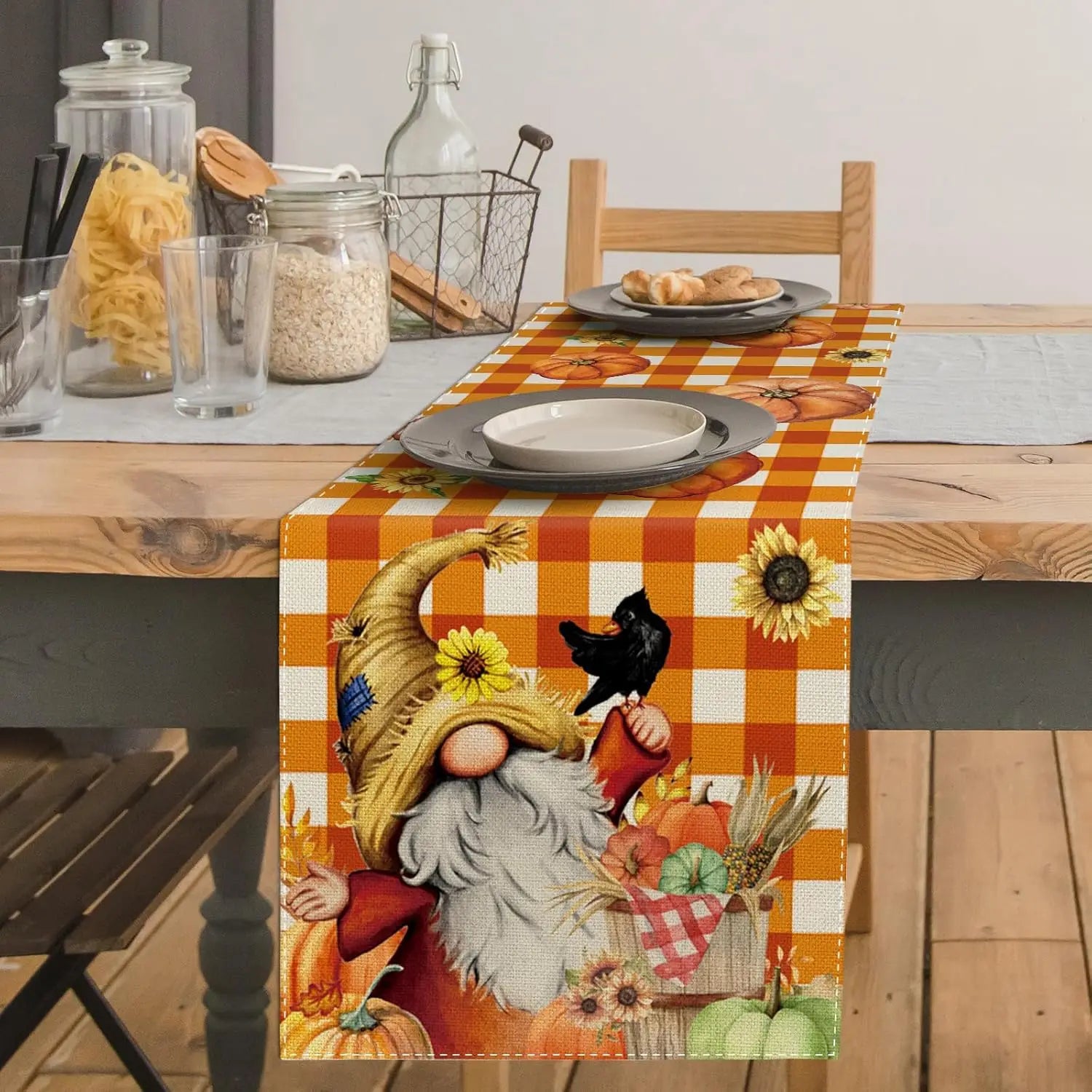 Chemin de table automnal avec motif de nain de jardin et d'accessoires de cuisine.