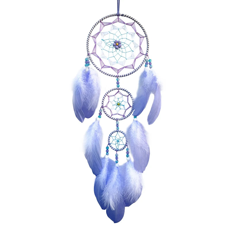 Un capteur de rêves en macramé élégant avec des plumes blanches et violettes décorant un design géométrique.