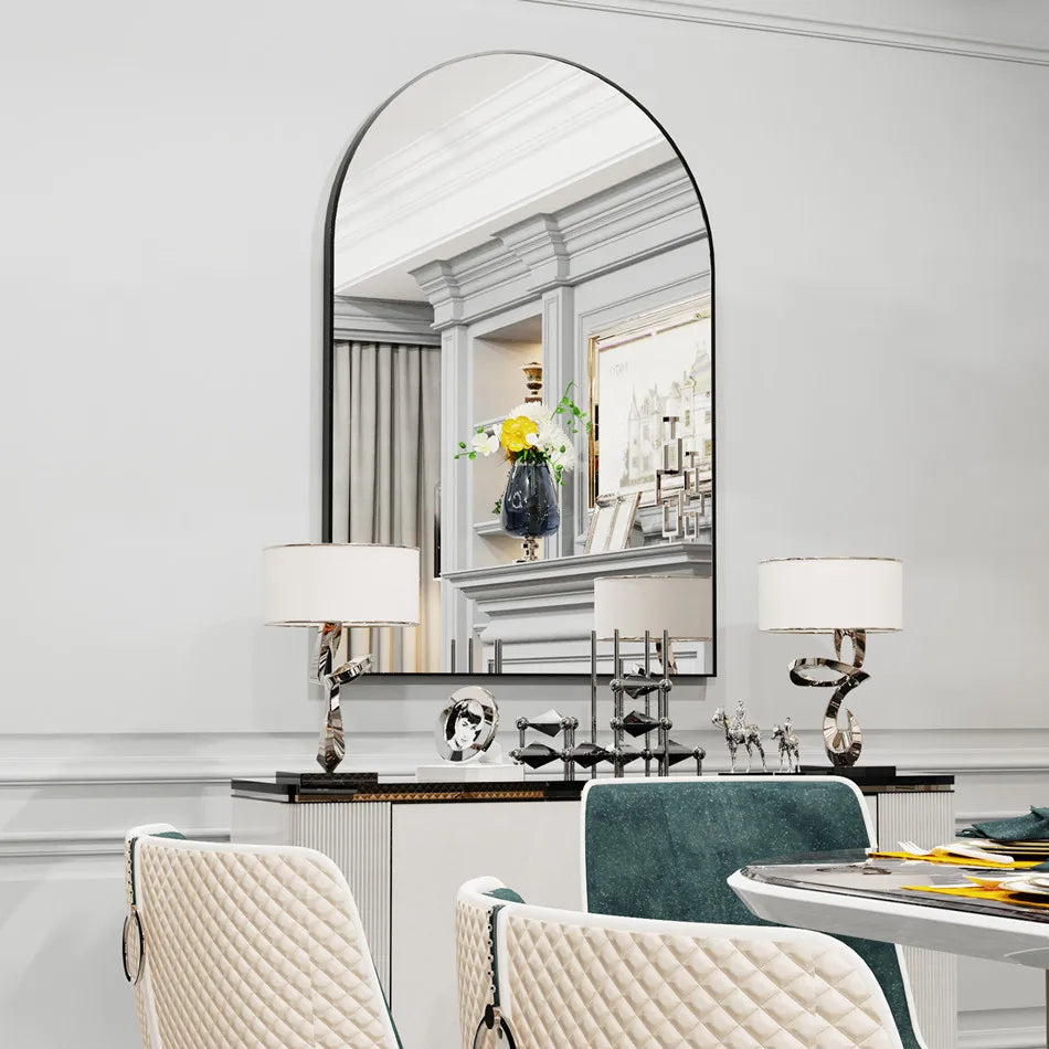 Intérieur de salle à manger élégante avec miroir arqué, étagères décoratives et luminaires sophistiqués.