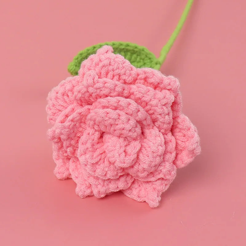 fleurs artificielles tricotées violet rose blanc jaune vert finement crochetées décoration intérieure artisanal