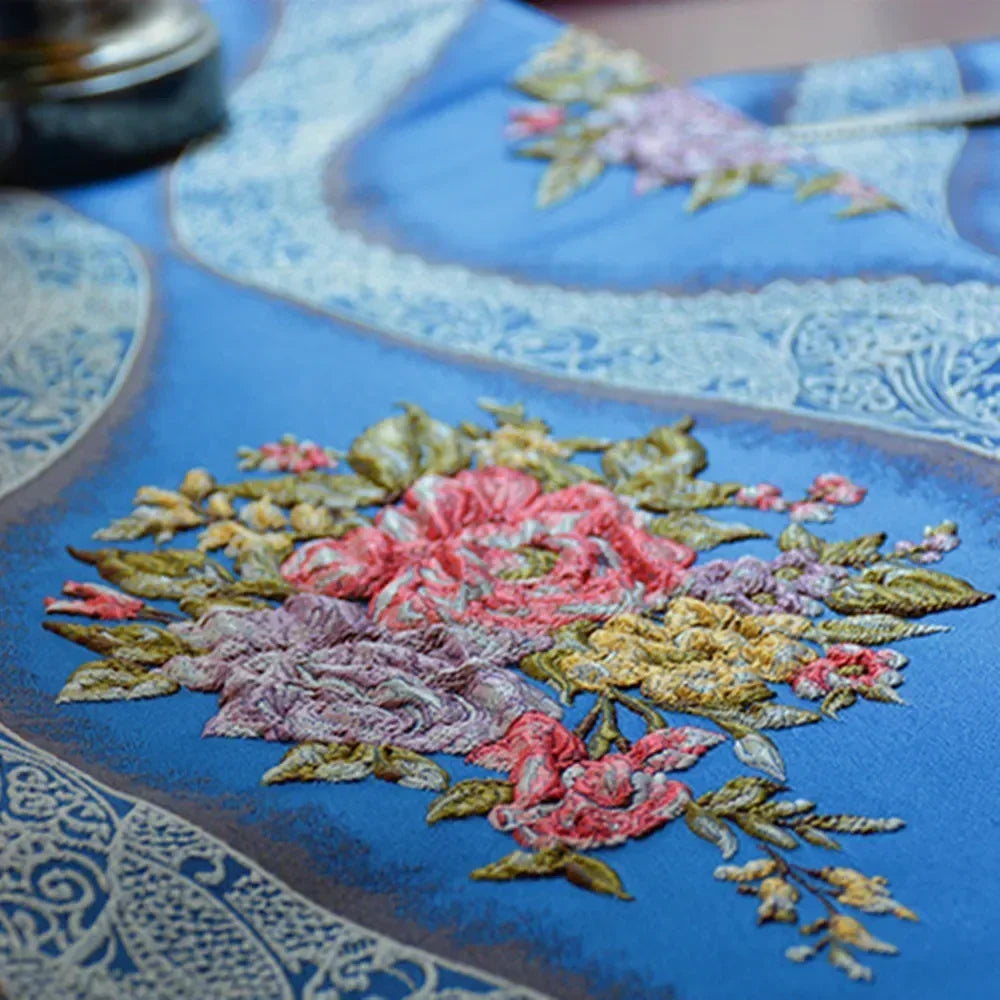 table luxe bleu marine brodée florale dentelle élégante polyester coton maison