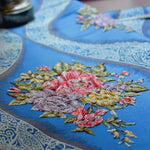 table luxe bleu marine brodée florale dentelle élégante polyester coton maison