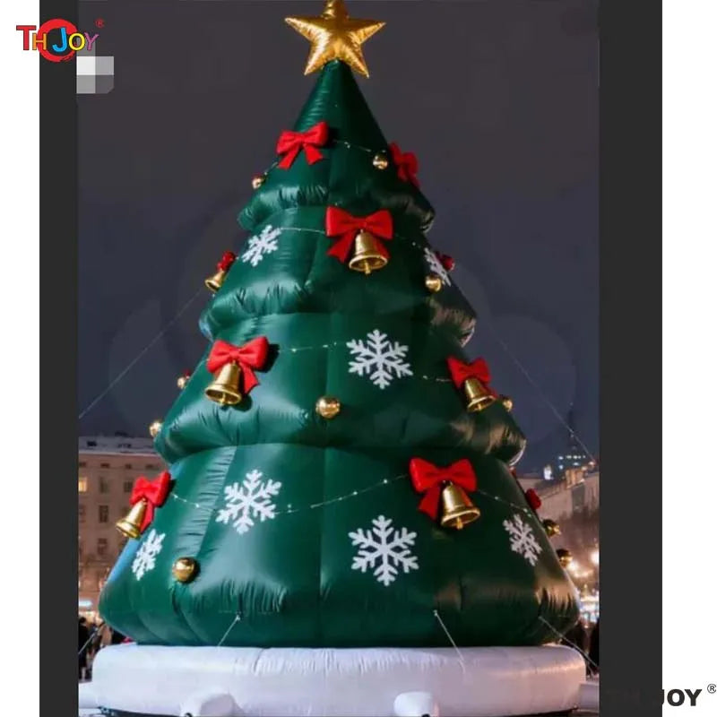 Sapin gonflable installé près d'une entrée avec décorations festives