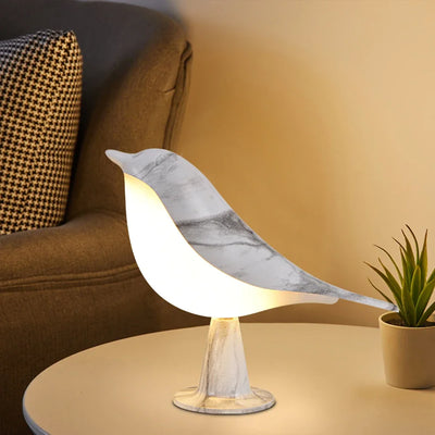 Lampe de chevet hélicoptère LED couleur jaune clair sur table de nuit