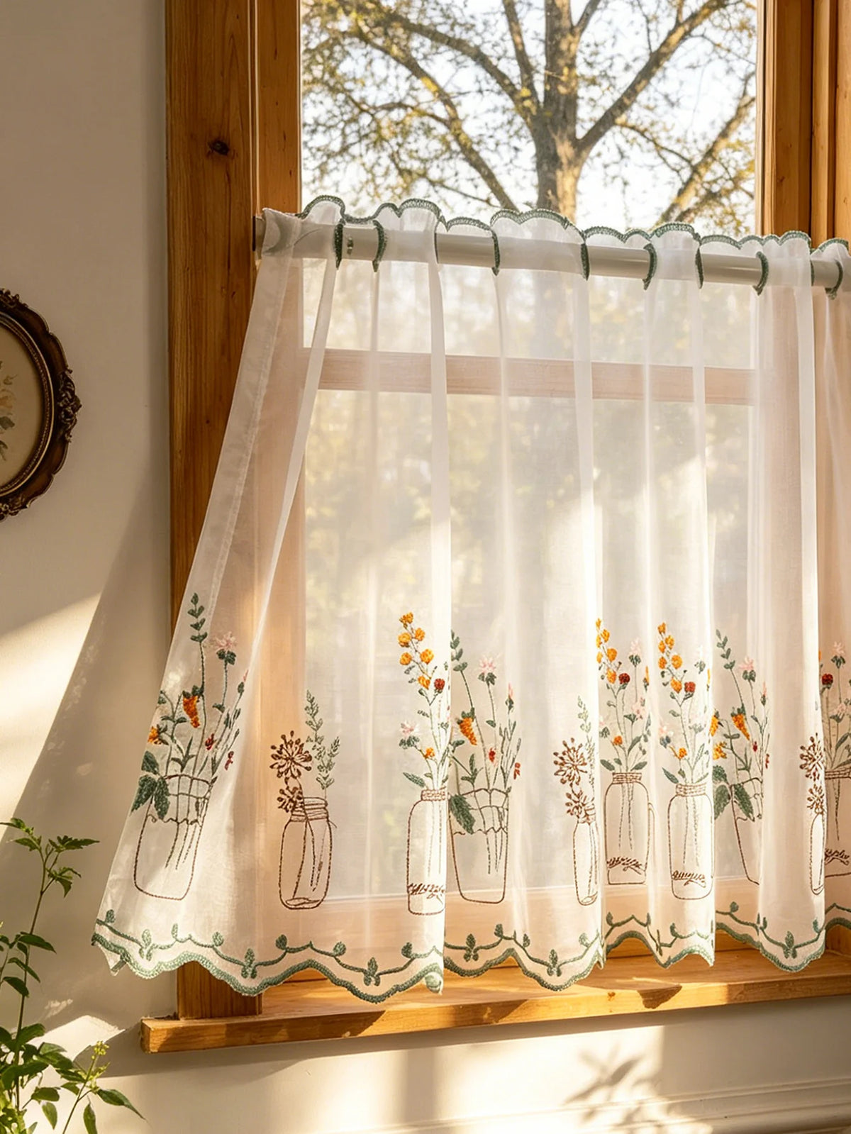 rideau brodé fleurs pots verts transparent rustique fenêtre cuisine anneaux métalliques decoration interieur