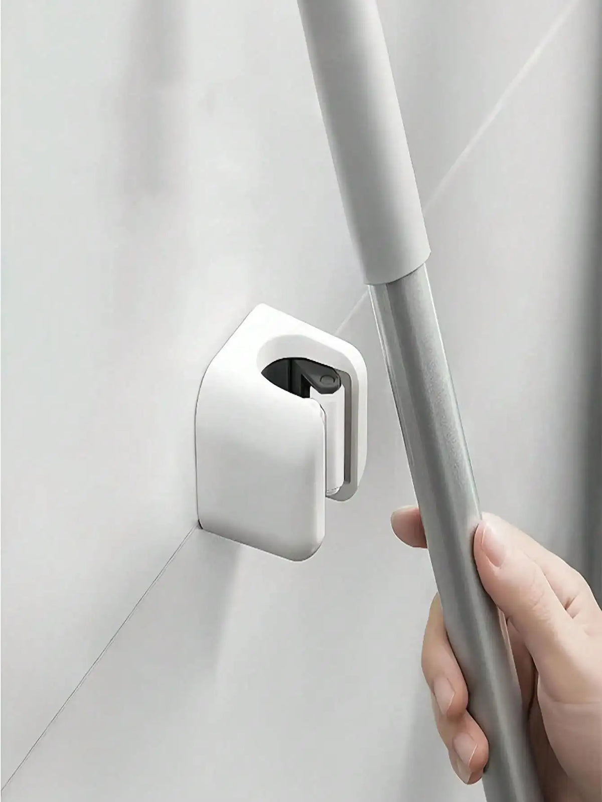 support mural adhésif blanc moderne balai pelle outils nettoyage minimaliste rangement