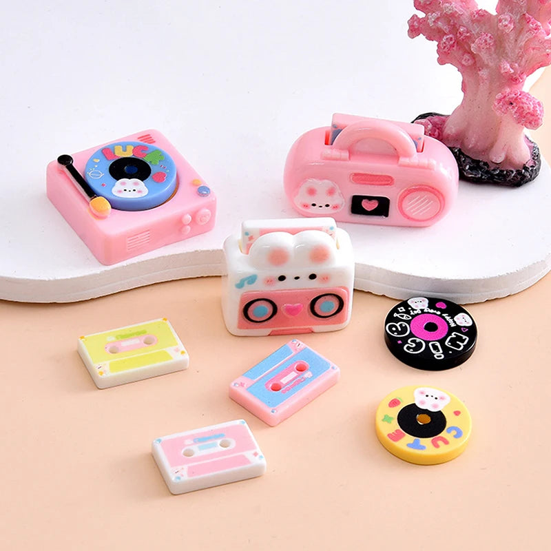 jouets miniatures rétro rose blanc bleu jaune noir radiographe tourne disque cassettes vinyles