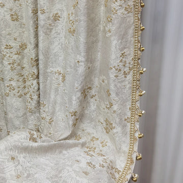 rideau opaque blanc fleurs dorées élégant salon chambre maison moderne ruban pompons luxe