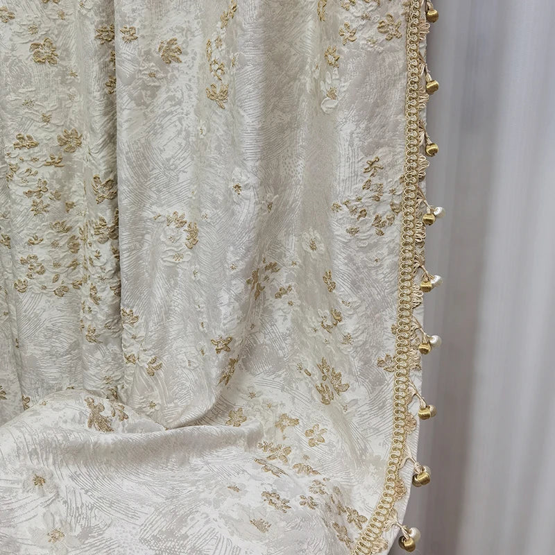 rideau opaque blanc fleurs dorées élégant salon chambre maison moderne ruban pompons luxe