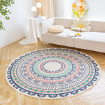 Tapis rond au motif ethnique coloré avec des éléments géométriques et naturels, placé dans un salon lumineux et cosy.