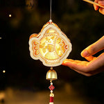 lampe suspendue artisanale or blanc rouge ornements floraux motifs géométriques cloche pompon anniversaire noël