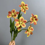 décoration intérieure bouquet fleurs artificielles tulipes violet orange jaune blanc marron réaliste