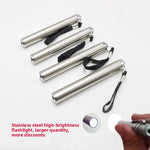 lampe torche argentée moderne lisse cordelette batterie AA inclusion camping
