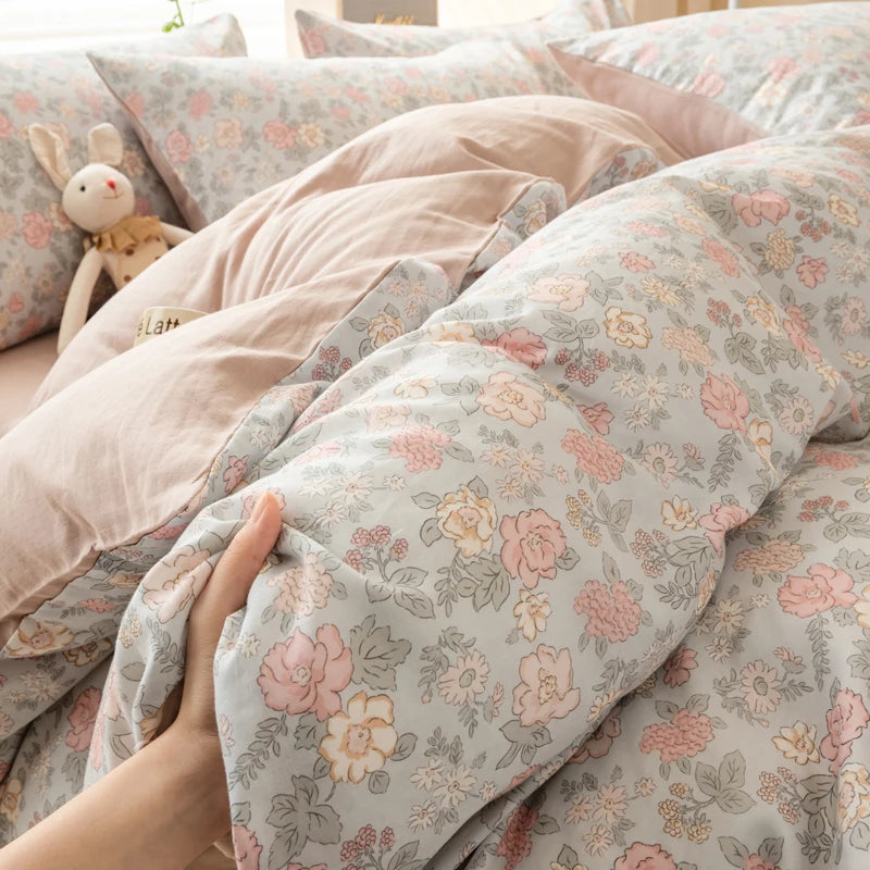 Détail de l'impression florale sur la housse de couette en coton