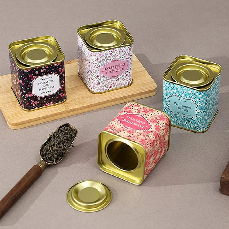 boîtes métal bleu rose noir fleurs vintage capsules étiquettes messages conservation snacks thé