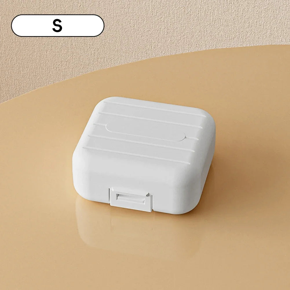 boîte pilules moderne blanc rose compartiments semaines verrouillable pratique adhésif organisateur médicaments portable