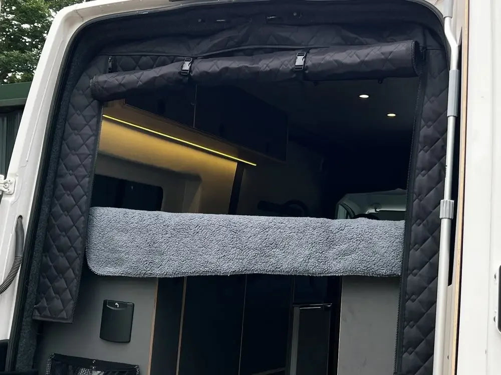 Rideau occultant camping-car installé sur porte arrière