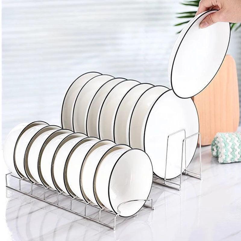 rangement vaisselle acier inoxydable moderne assiettes couvercles planche découpe transparente blanc marron argenté minimaliste