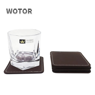 Verre à whisky en cristal avec sous-verres en cuir élégants dans un style sobre et raffiné.