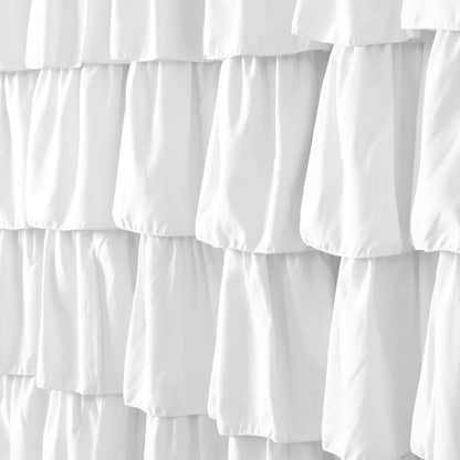 Image d'un élégant rideau à volants, en tissu de haute qualité. Le rideau est de couleur blanche, ajoutant une touche douce et apaisante à n'importe quelle pièce. Ce rideau à volants est idéal pour ajouter du style et du caractère à votre intérieur, tout en offrant une fonctionnalité essentielle de confidentialité et de contrôle de la lumière.