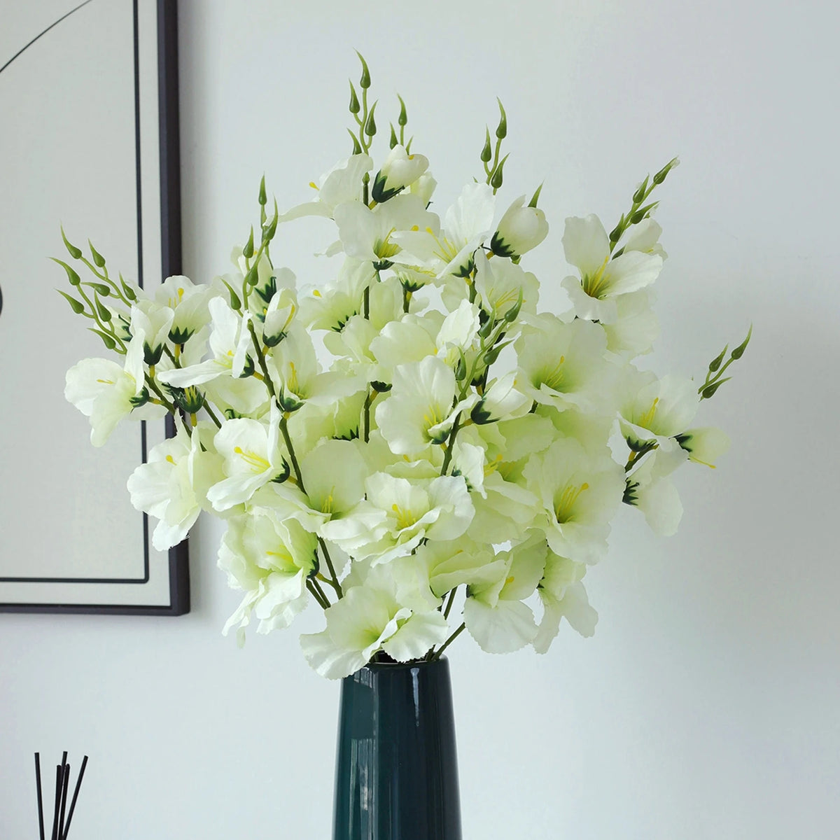 Bouquet artificiel moderne fleurs simples variées couleurs vase blanc décoration intérieure minimaliste mariage anniversaire
