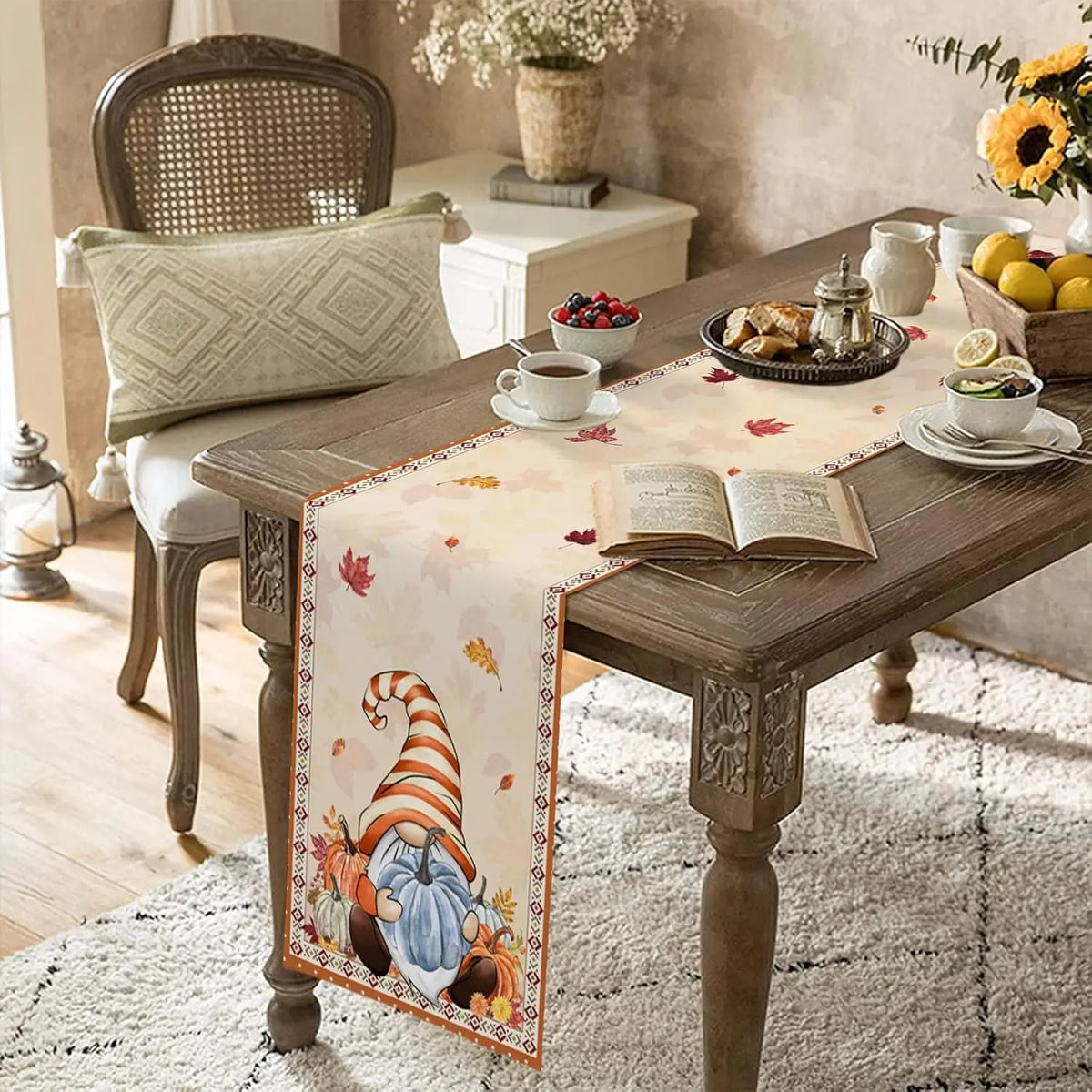 Une scène chaleureuse et automnale avec une table décorée de fleurs, de fruits et d'un livre ouvert, dans un cadre accueillant et confortable.