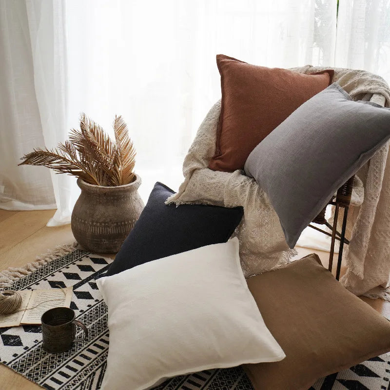 Une zone de repos confortable avec des coussins moelleux, des textiles neutres et des touches de nature apaisantes.