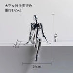 figurine humaine moderne argentée table chaises vases livres decoration intérieure robotique