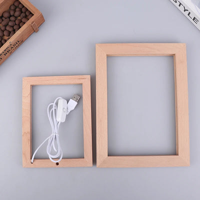 Cadre photo lumineux LED en bois couleur beige sur table de chevet